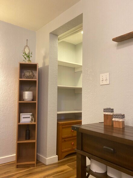 Building Photo - 616 W Mulberry St