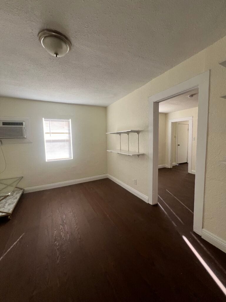 Building Photo - 413 W Van Buren Ave