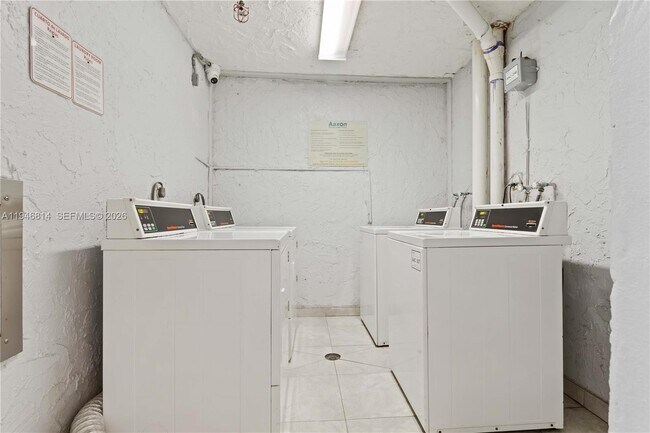 Building Photo - 1801 S Treasure Dr