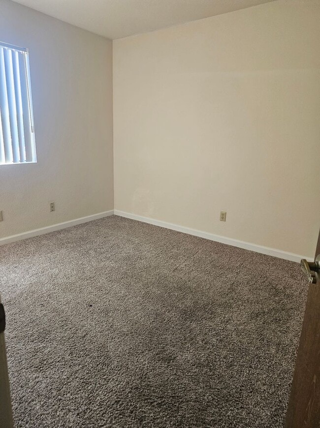 Building Photo - Amazing 2 bedroom with indoor laundry