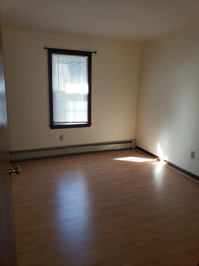 Building Photo - 3-Bedroom Ranch Rental – Year-Round, Utilities Included