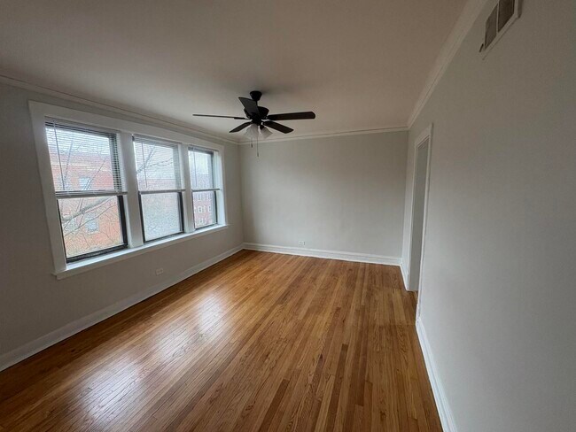 Building Photo - 7004 N Paulina St