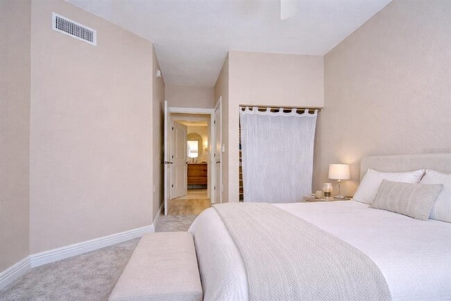 Building Photo - 2410 W Azeele St