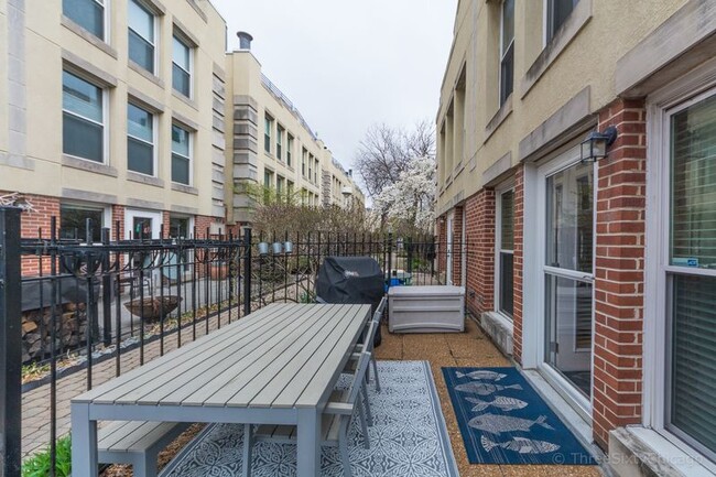 Building Photo - 1180 S Plymouth Ct