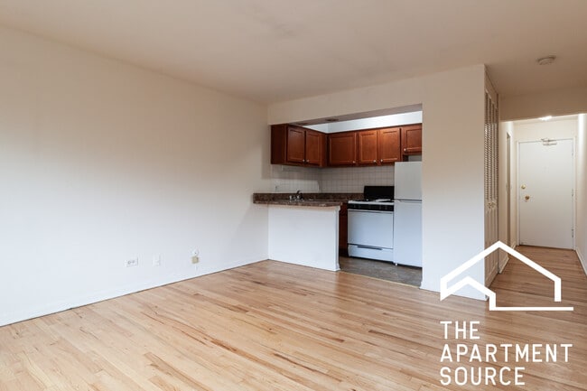 Building Photo - 540 W Roscoe St