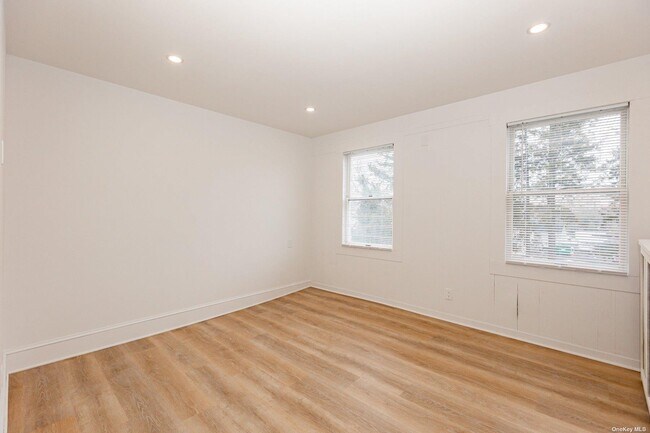 Building Photo - 19 Bellport Ln