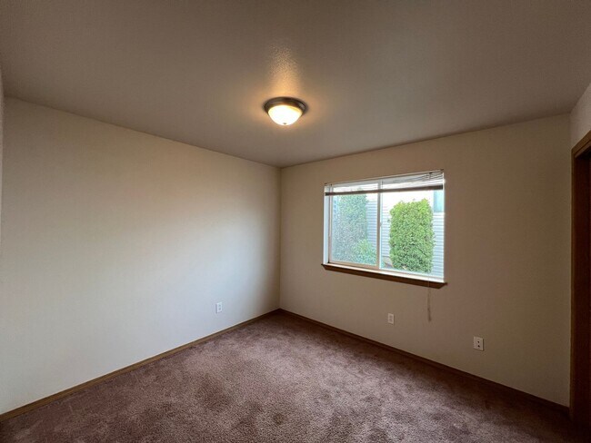 Building Photo - 3-bedroom, 2-bath lower unit in Ferndale--...