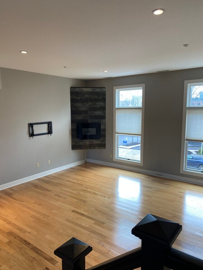 Building Photo - 111 N Walnut St