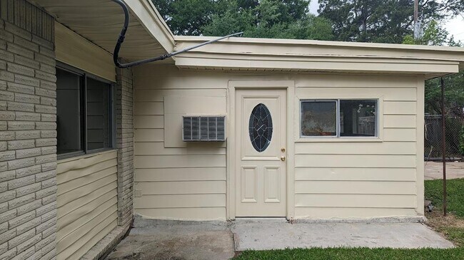 Building Photo - 6815 Moss Oaks Dr