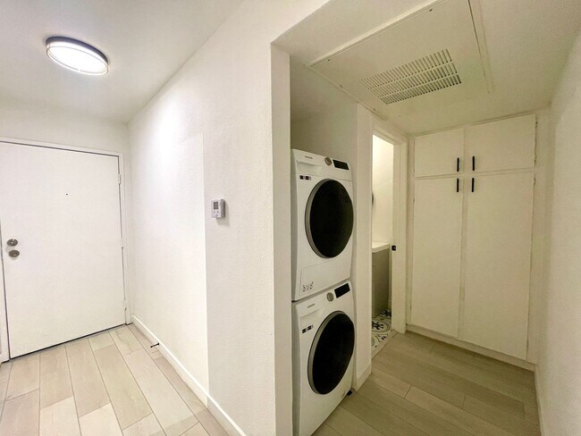 Building Photo - Modern 1-Bedroom Apartment in Gated Van Nuys Community – Fully Remodeled!