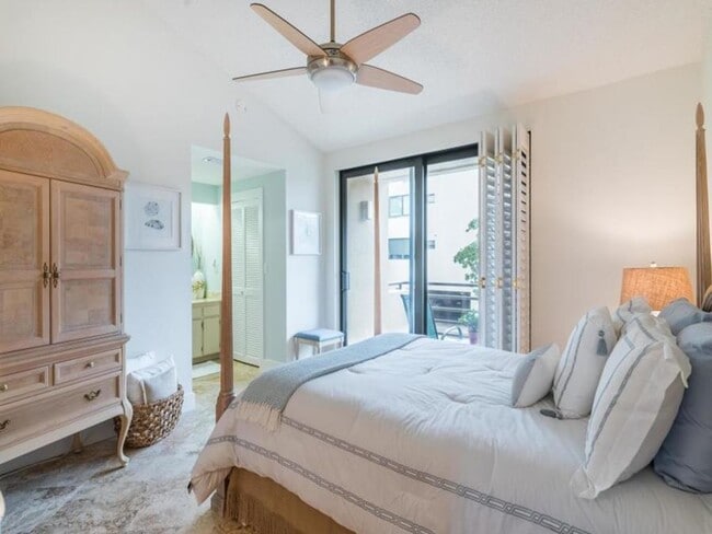 Building Photo - Beautiful Spinnakers Reach Condo