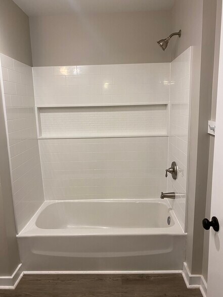 Building Photo - 10 W H St