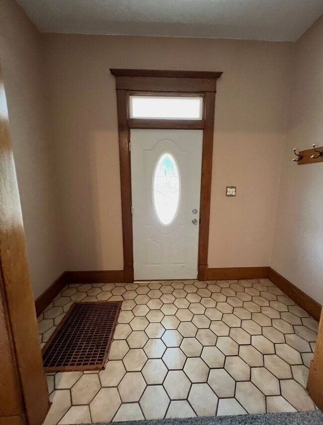 Building Photo - Spacious 5 Bedroom, 2 Bath available for the 2026 - 2027 school year - **The price is for whole u...