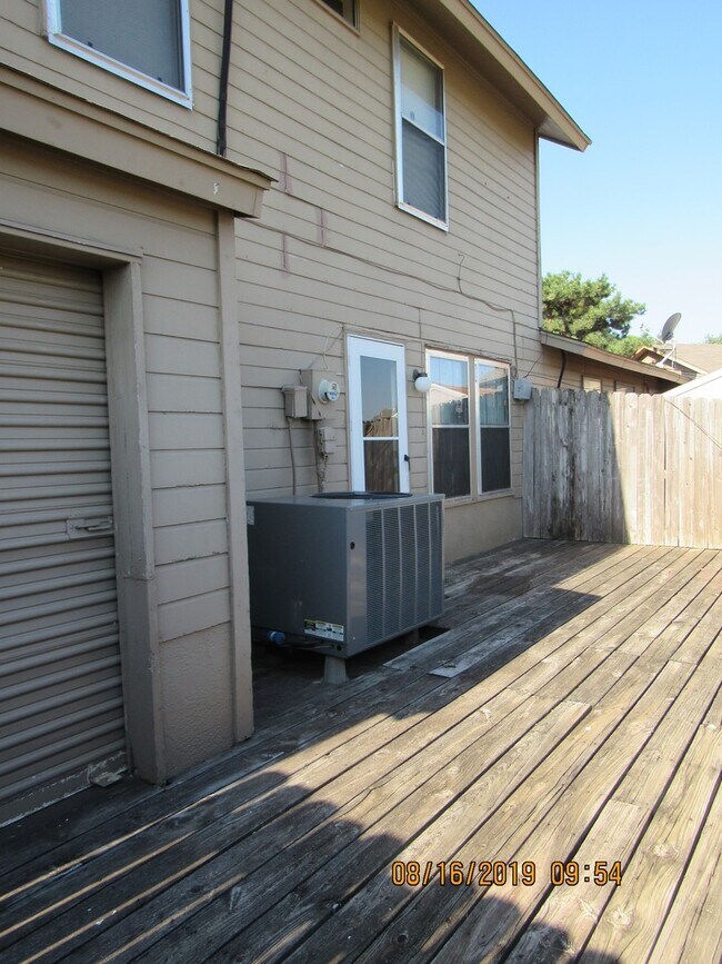 Building Photo - Pet negotiable with home owner approval!