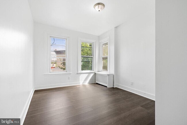 Building Photo - 2127 W Erie Ave