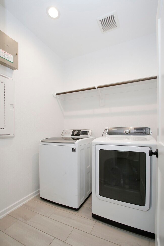 Building Photo - 320 Rise Ln