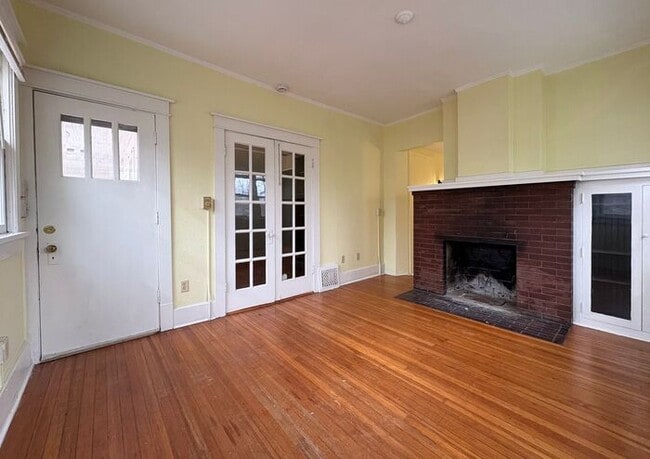 Building Photo - $850| 1 Bedroom, 1 Bathroom Front of Building Apartment | No Pets | Available for an Immediate Mo...