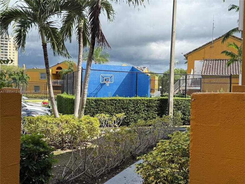 Building Photo - 9725 Fontainebleau Blvd