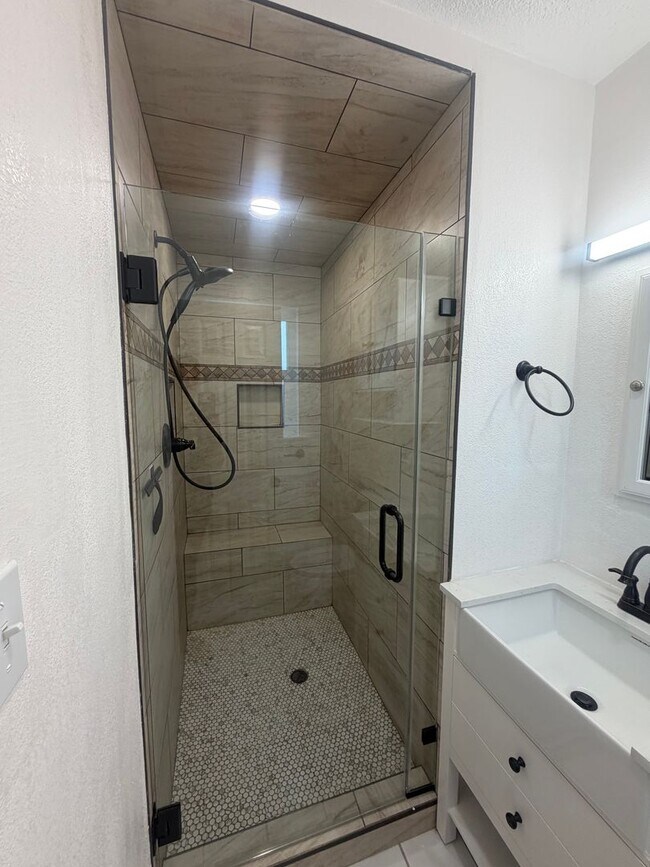 Building Photo - 3 bedroom 2 bathroom in North Hanford