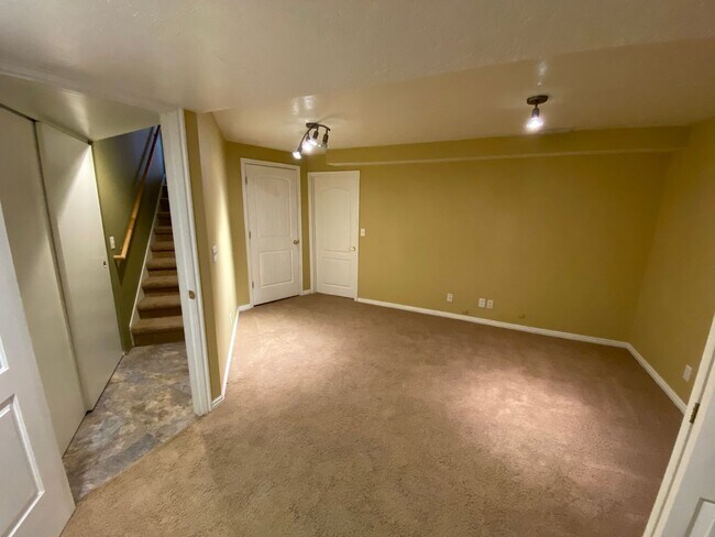 Building Photo - 4 Bed 2 1/2 Bath Home in Sandy