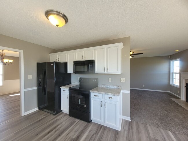 Building Photo - $1900 - 4 Beds 3 Bath + Bonus Room w/ Massive Fenced Yard