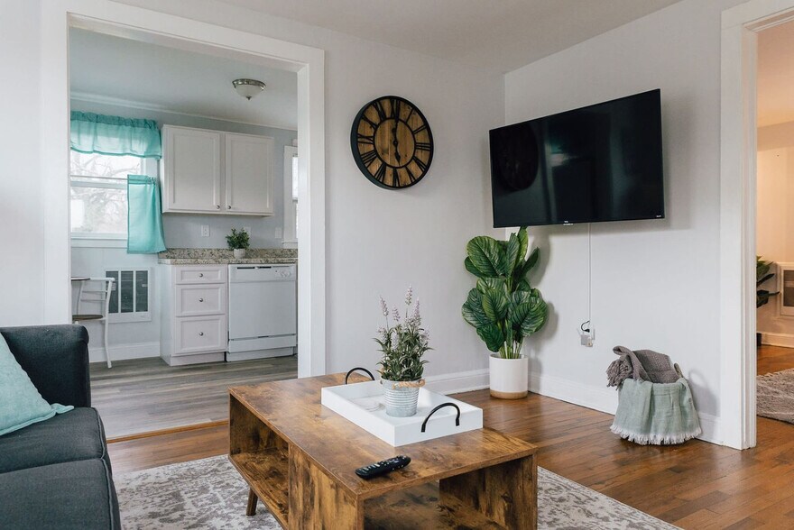 Building Photo - 905 Hill St