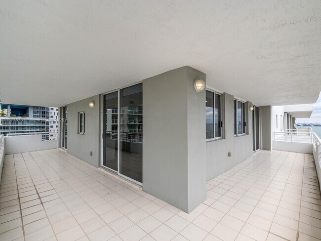 Building Photo - 1402 Brickell Bay Dr