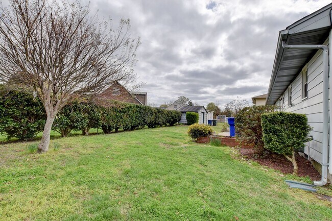 Building Photo - 609 Birch Dr