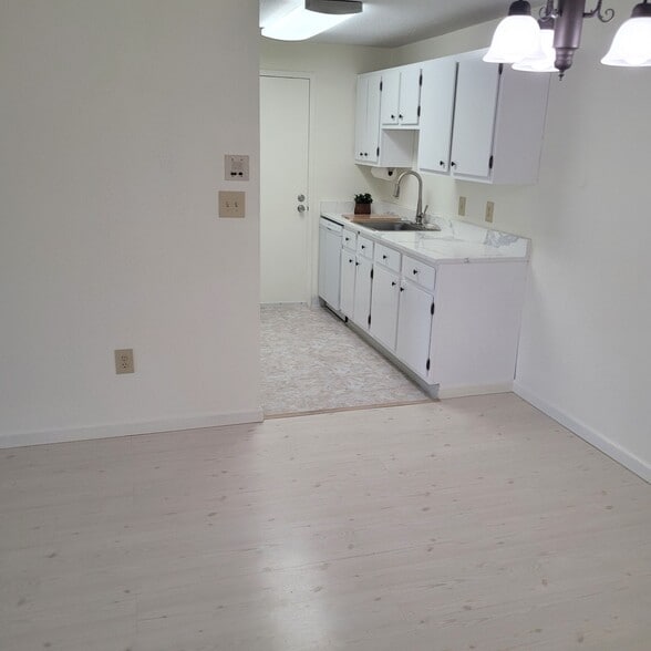 Dining room - Kitchen - 48 Silver Hill Ln
