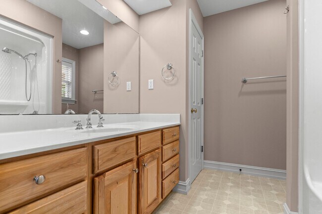 Building Photo - Haw Creek Gem