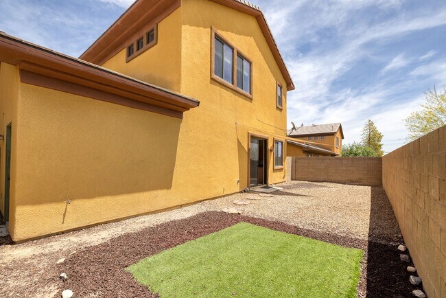 Building Photo - GATED NW HOME - 4 BEDROOMS W/ 1 BED AND BA...
