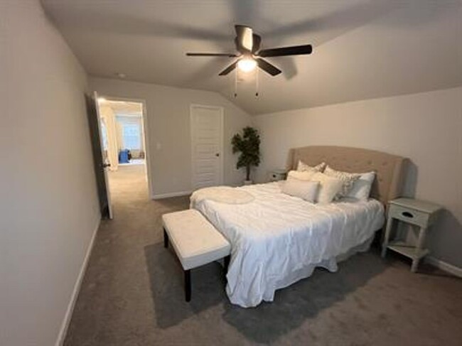 Building Photo - Beautiful 4-Bedroom Home with Office, Bonu...