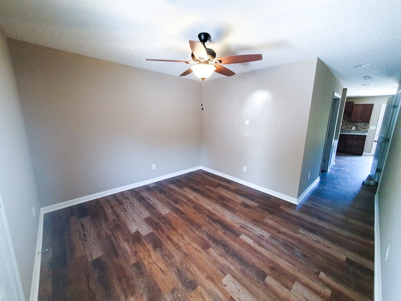 living room - 406 Hedgemont Ave