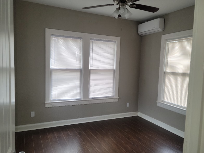 Building Photo - 209 E Rosewood Ave