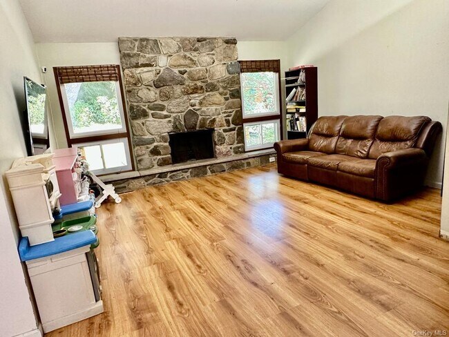 Building Photo - 13 Tamarack Ln