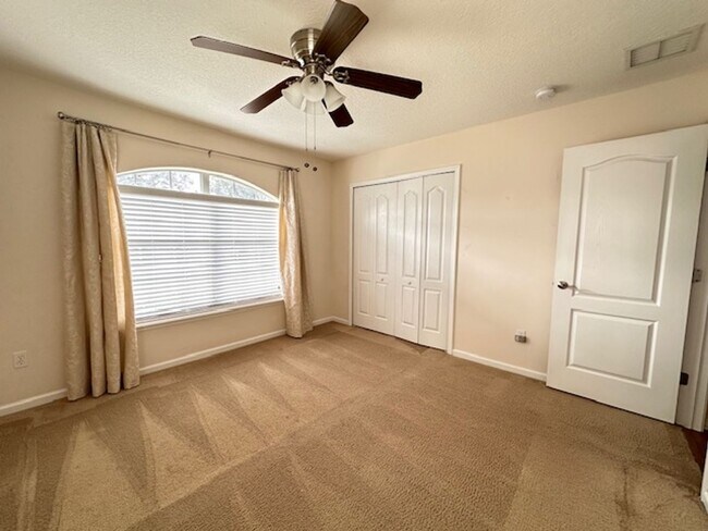 Building Photo - Large 3BD/2BA |Quiet Setting | Fenced Yard