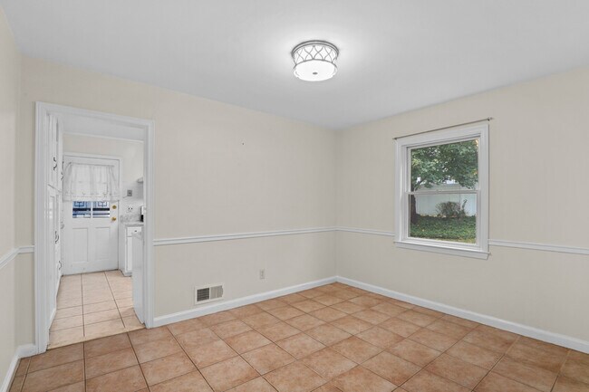 Building Photo - 216 S Poe St