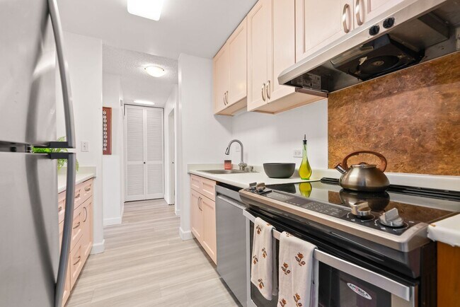 Building Photo - Kakaako Royal Court 2 Bedroom 2 Bathroom 1...