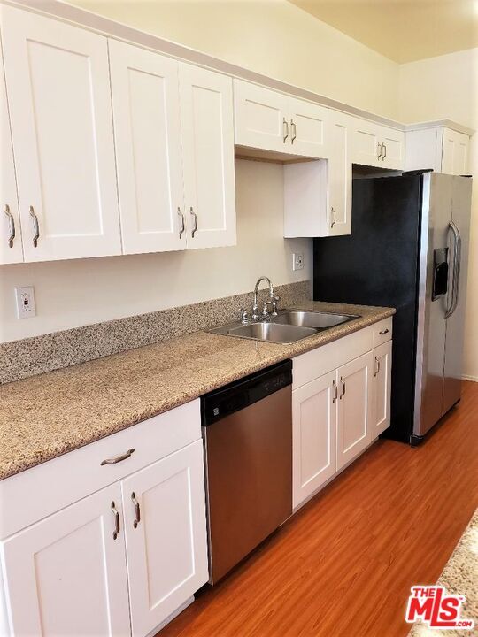 Building Photo - 435 N Palm Dr