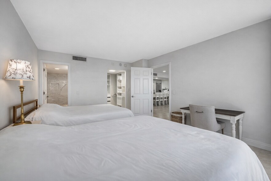 Building Photo - 5600 N Flagler Dr