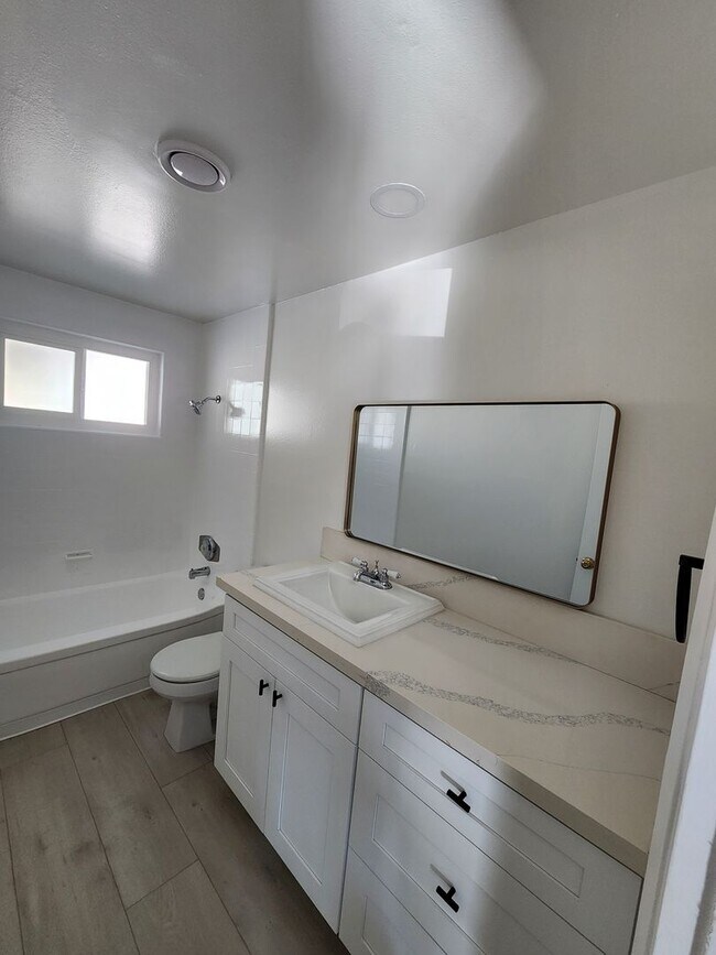 Building Photo - Beautiful Newly Renovated 3 Bedroom 2 Bath...