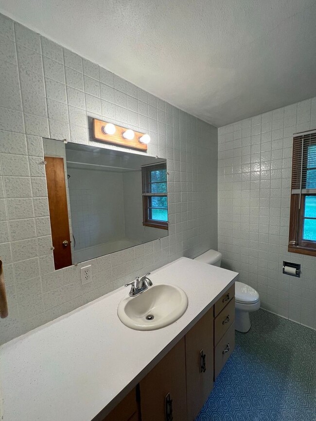 Building Photo - 2 Bedroom 1 Bath Single Family Home Available!