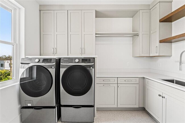 Building Photo - 531 Danube Ave