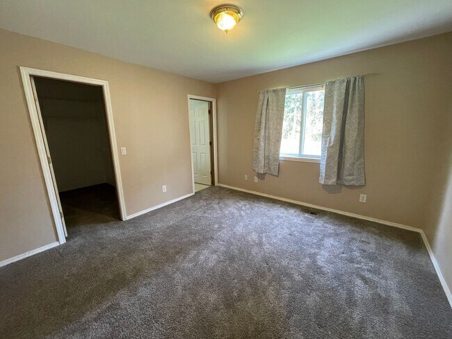 Building Photo - Beautiful 3 Bedroom Home, Pet Friendly!