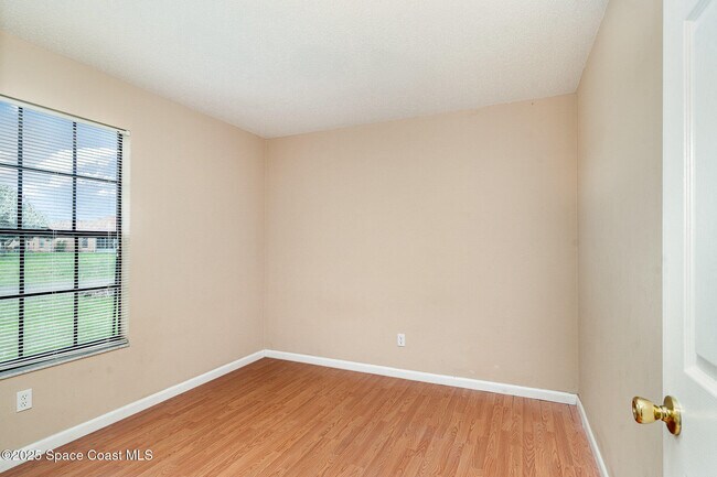 Building Photo - 559 Diamond Ave NE