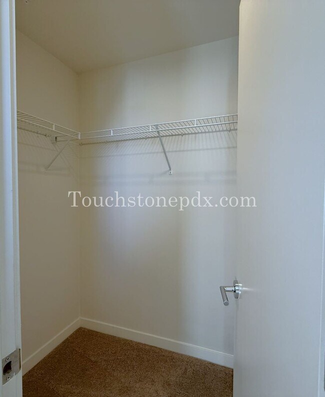 Building Photo - Modern 2 Bedroom, 1.5 Bathroom Apartment with Island Kitchen, Northeast Portland