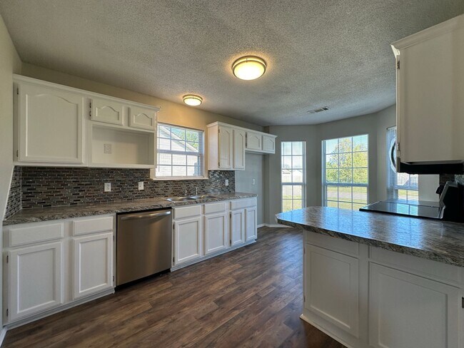 Building Photo - Beautifully Remodeled 3 Bed/2 Bath/2-Car G...