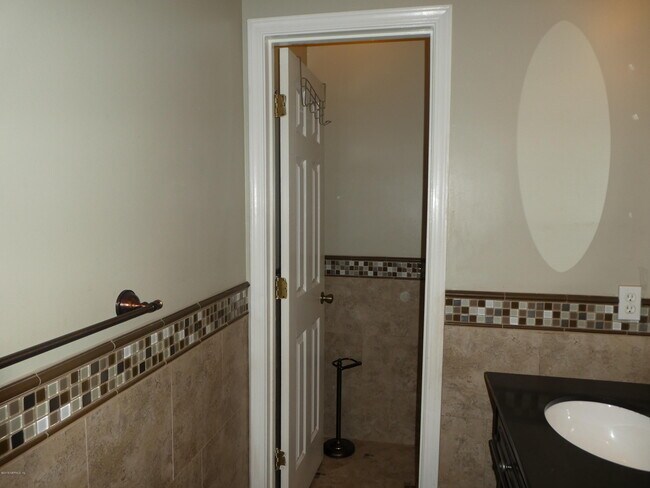 Building Photo - 8804 Ivymill Pl N