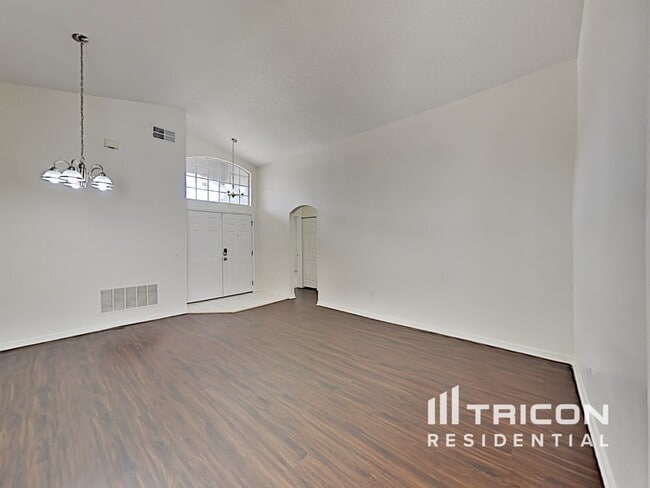 Building Photo - 326 Havelock St