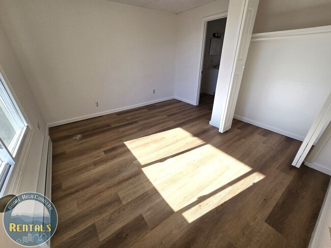 Building Photo - 3-Bed/1.5-Bath Duplex Unit Available - Close to Campus!